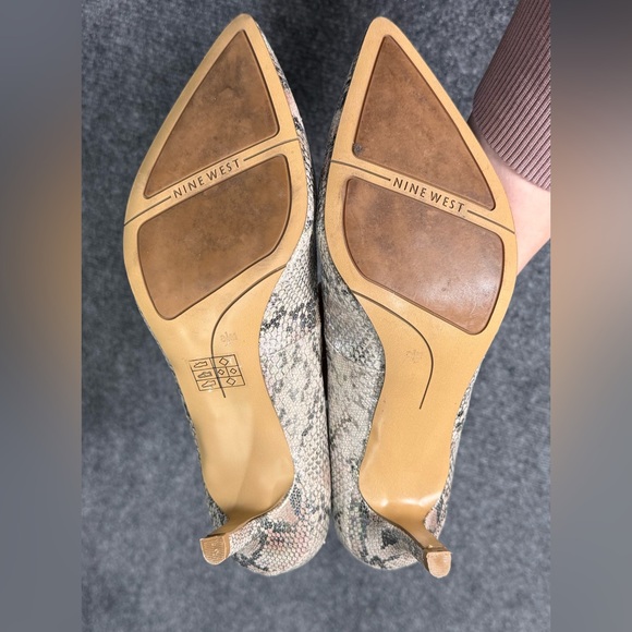 Nine West Iridescent Snake Print Pointed Toe Heels Pumps Size 8.5 - Picture 5 of 5